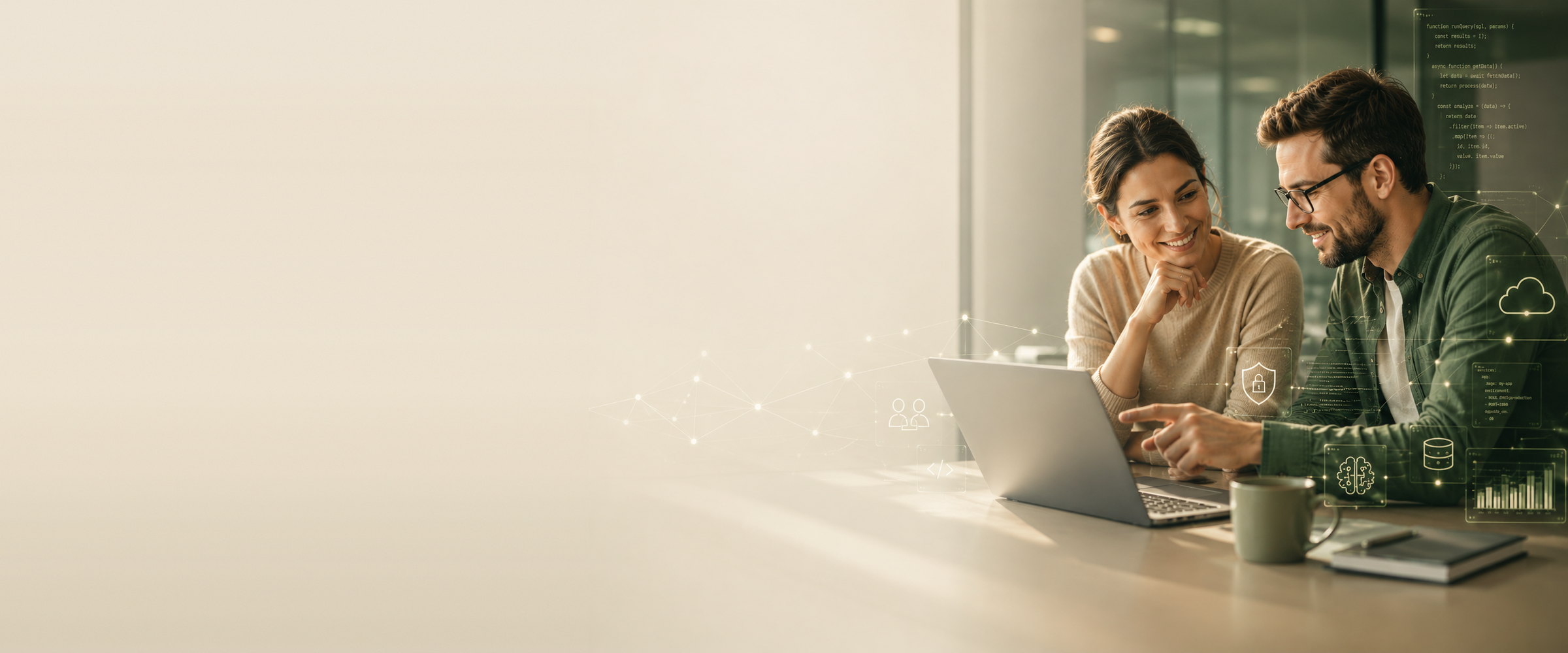 Zwei Menschen arbeiten gemeinsam am Laptop